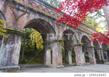 秋の京都 南禅寺境内にある水路閣と紅葉のコラボレーション 秋の京都 南禅寺境内にある水路閣と紅葉のコラボレーション 109328845