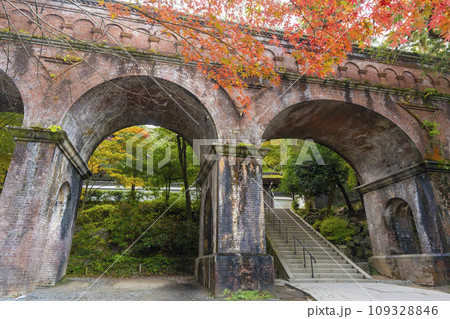 秋の京都 南禅寺境内にある水路閣と紅葉のコラボレーション 秋の京都 南禅寺境内にある水路閣と紅葉のコラボレーション 109328846