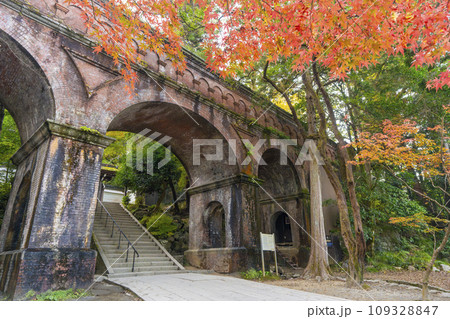 秋の京都 南禅寺境内にある水路閣と紅葉のコラボレーション 秋の京都 南禅寺境内にある水路閣と紅葉のコラボレーション 109328847