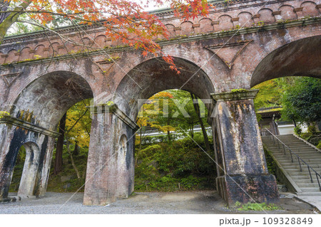 秋の京都 南禅寺境内にある水路閣と紅葉のコラボレーション 秋の京都 南禅寺境内にある水路閣と紅葉のコラボレーション 109328849