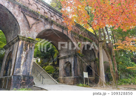 秋の京都 南禅寺境内にある水路閣と紅葉のコラボレーション 秋の京都 南禅寺境内にある水路閣と紅葉のコラボレーション 109328850