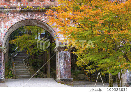 秋の京都　南禅寺境内にある水路閣と紅葉のコラボレーション 109328853