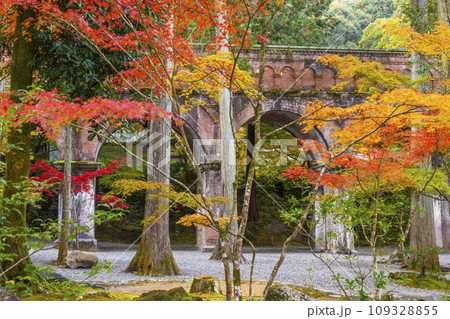 秋の京都 南禅寺境内にある水路閣と紅葉のコラボレーション 秋の京都 南禅寺境内にある水路閣と紅葉のコラボレーション 109328855
