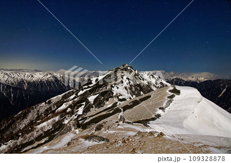 月明かりの北アルプス・燕岳と裏銀座の山並み 109328878