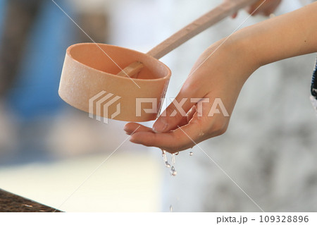 参拝前に手水舎で手を洗う 109328896