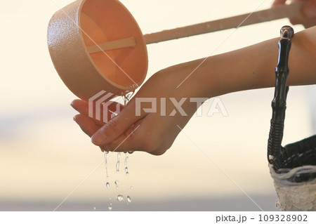 参拝前に手水舎で手を洗う 109328902