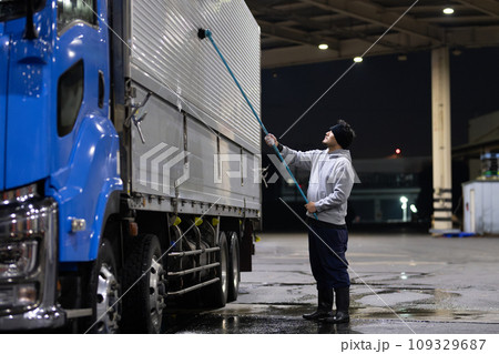 トラックを洗車する男性 109329687