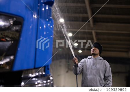 トラックを洗車する男性 109329692