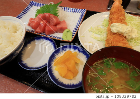 鮪のブツとエビフライの定食　市場めし 109329782
