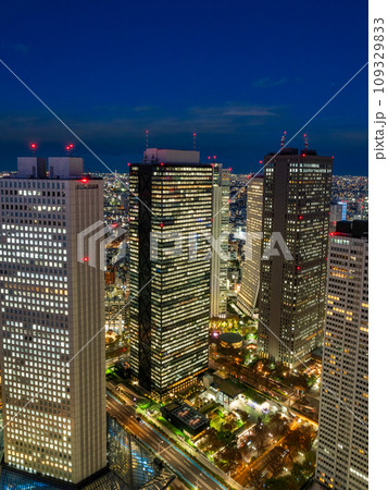 (東京都)都庁展望室から眺める東京都市風景 夕景 (東京都)都庁展望室から眺める東京都市風景 夕景 109329833