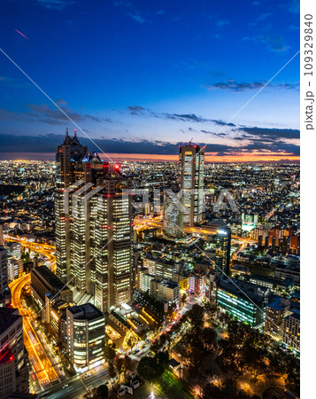 （東京都）都庁展望室から眺める東京都市風景　夕景 109329840