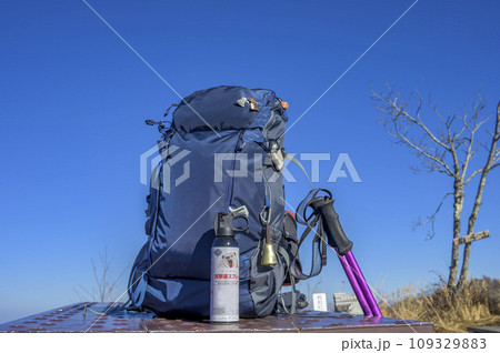 登山の安全装備・クマ撃退スプレーとクマ鈴、ビーコン 109329883