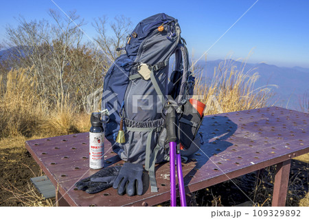 登山の安全装備・クマ撃退スプレーとクマ鈴、ビーコン 109329892