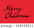 赤い背景に英語の筆記体メリークリスマスの手書き文字 109330511
