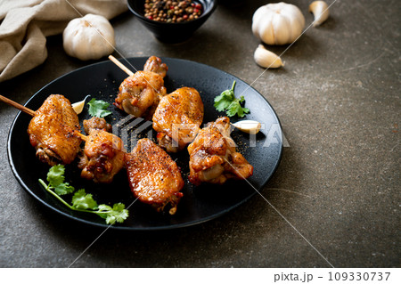 grilled chicken barbecue with pepper and garlic 109330737