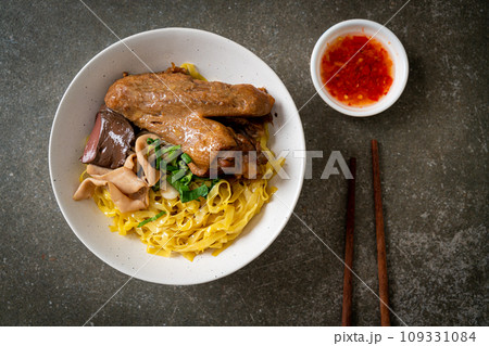 Egg noodles served dry with braised duck 109331084
