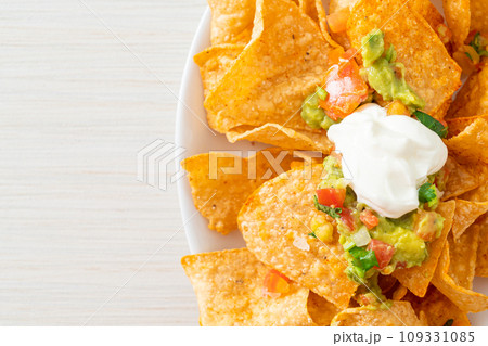 nachos tortilla chips with jalapeno, guacamole, tomatoes salsa and dip 109331085