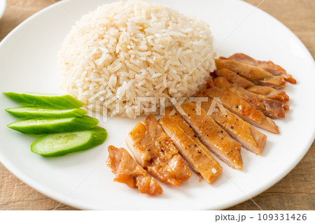 Grilled Chicken with Steamed Rice 109331426