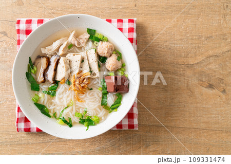 Vietnamese Rice Noodles Soup with Vietnamese Sausage served vegetables and crispy onion Vietnamese Rice Noodles Soup with Vietnamese Sausage served vegetables and crispy onion 109331474
