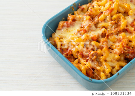 homemade macaroni bolognese with cheese 109331534