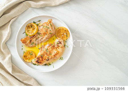 grilled chicken with butter, lemon and garlic 109331566