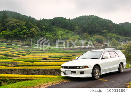 曇り空の棚田の風景と90年代ステーションワゴン 曇り空の棚田の風景と90年代ステーションワゴン 109331894