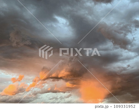 夕暮れ空に多めの暗めの雲/The sky 夕暮れ空に多めの暗めの雲/The sky 109331952