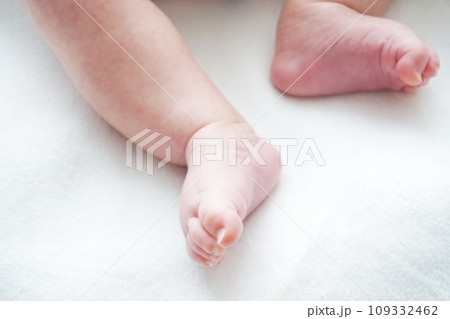 赤ちゃん 新生児の足 109332462