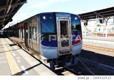 JR予讃線・宇和島駅のホームに停車する特急・宇和海 JR予讃線・宇和島駅のホームに停車する特急・宇和海 109332517