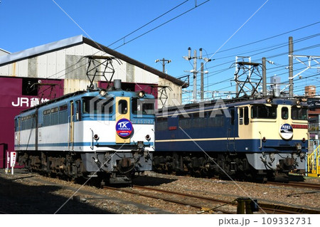 車両基地に停車するEF65形電気機関車(EF65形2127号機とEF65形2139号機) 車両基地に停車するEF65形電気機関車(EF65形2127号機とEF65形2139号機) 109332731