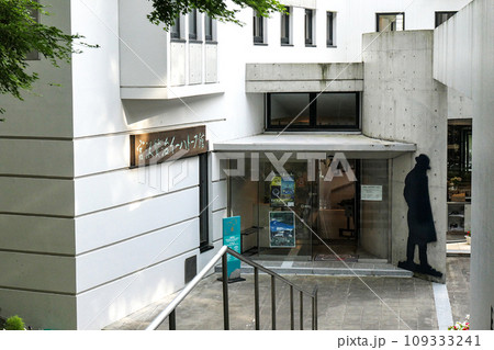 宮沢賢治イーハトーブ記念館入り口　賢治のモニュメント 109333241