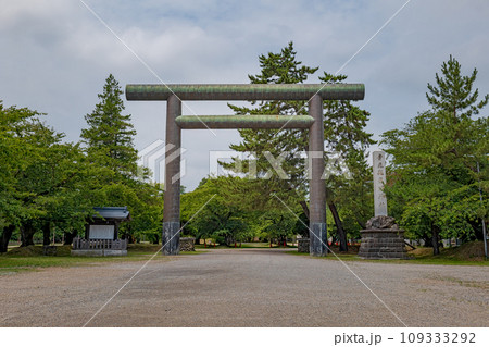 青森 弘前城内の御獄神社の大鳥居 青森 弘前城内の御獄神社の大鳥居 109333292