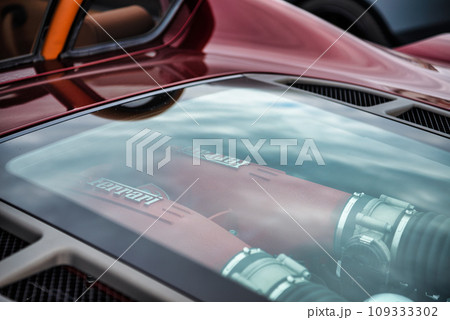 スーパーカーが搭載するV8エンジン 109333302