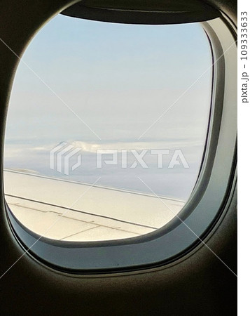 飛行機の窓から見た利尻山 飛行機の窓から見た利尻山 109333633
