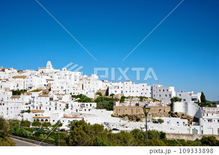 Beautiful view on Vejer de la Frontera, Spain, Andalusia region, Costa de la Luz, Cadiz district, White Towns, Iberian Peninsula, Old town. Ruta de los Pueblos Blancos Beautiful view on Vejer de la Frontera, Spain, Andalusia region, Costa de la Luz, Cadiz district, White Towns, Iberian Peninsula, Old town. Ruta de los Pueblos Blancos 109333898