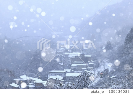 雪降る湯野上温泉駅（会津鉄道） 109334082