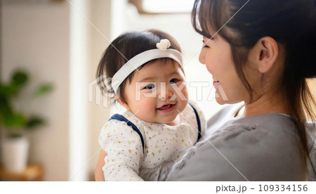 抱っこされる赤ちゃん 109334156