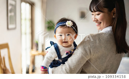 抱っこされる赤ちゃん 109334158