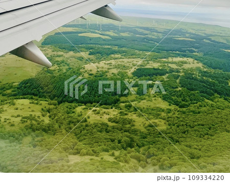飛行機の窓から見た北海道の大地 109334220