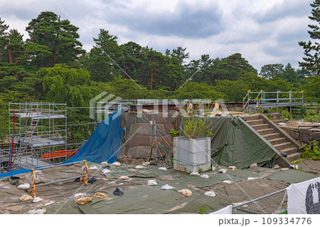 青森 弘前城 本丸の石垣修繕工事の風景 青森 弘前城 本丸の石垣修繕工事の風景 109334776