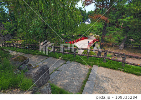 青森 弘前城 本丸から鷹丘橋と北の郭を望む 109335284