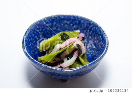 チンゲン菜とかまぼこの煮物 109336134