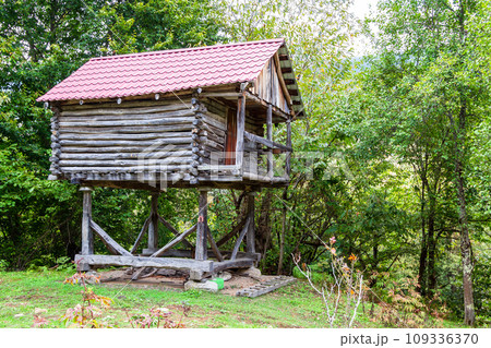 old log cabin for storing crops in Adjara 109336370