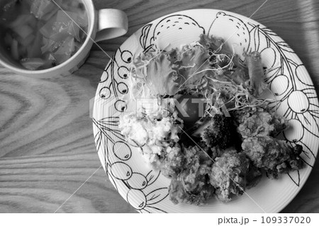 唐揚げ定食 109337020