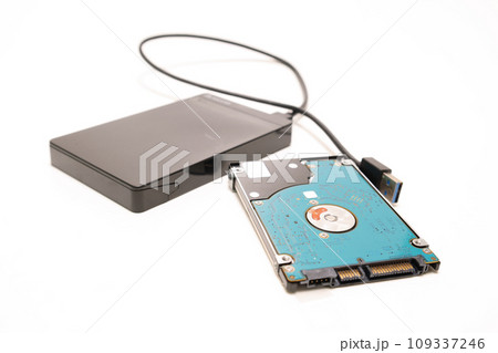 白背景の2.5インチのハードディスク 109337246