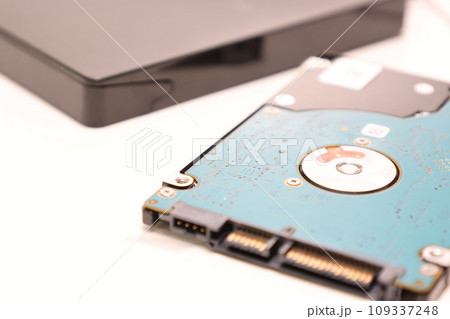 白背景の2.5インチのハードディスク 109337248