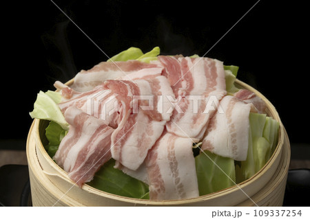 蒸ししゃぶ 生肉　蒸す前 下ごしらえ 109337254