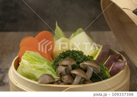 温野菜 蒸し野菜 蓋を開ける 温野菜 蒸し野菜 蓋を開ける 109337306