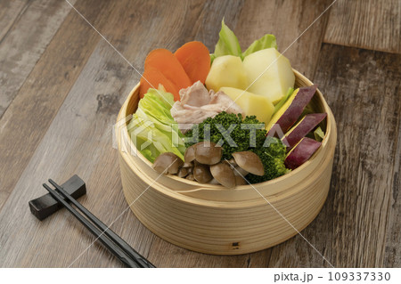 蒸し料理 野菜と豚肉 109337330