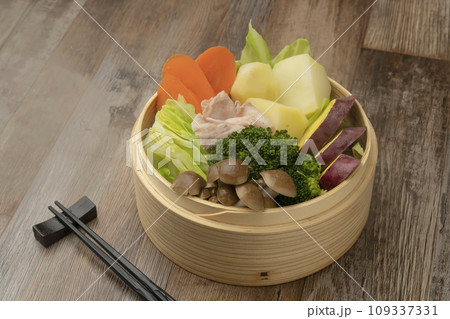 蒸し料理 野菜と豚肉 蒸し料理 野菜と豚肉 109337331
